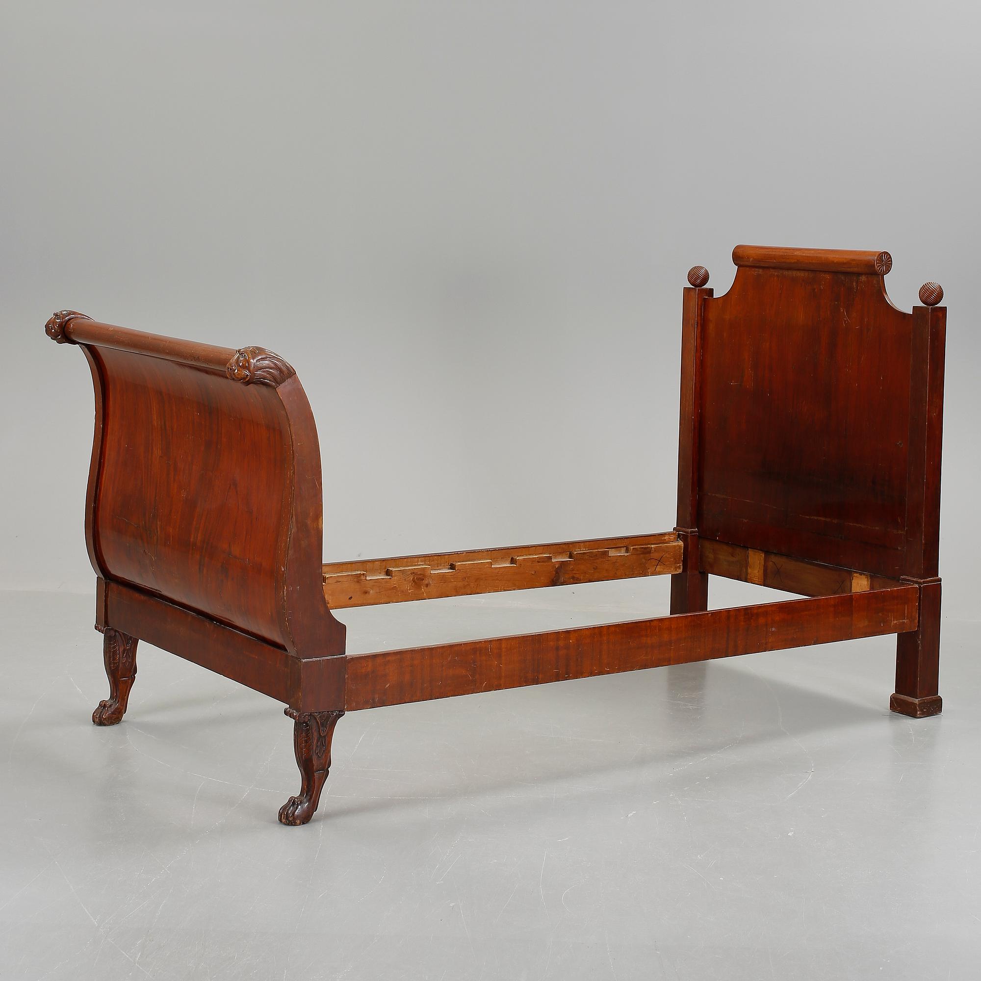 SÄNG, empire, mahogny. 1800-talets andra kvartal.