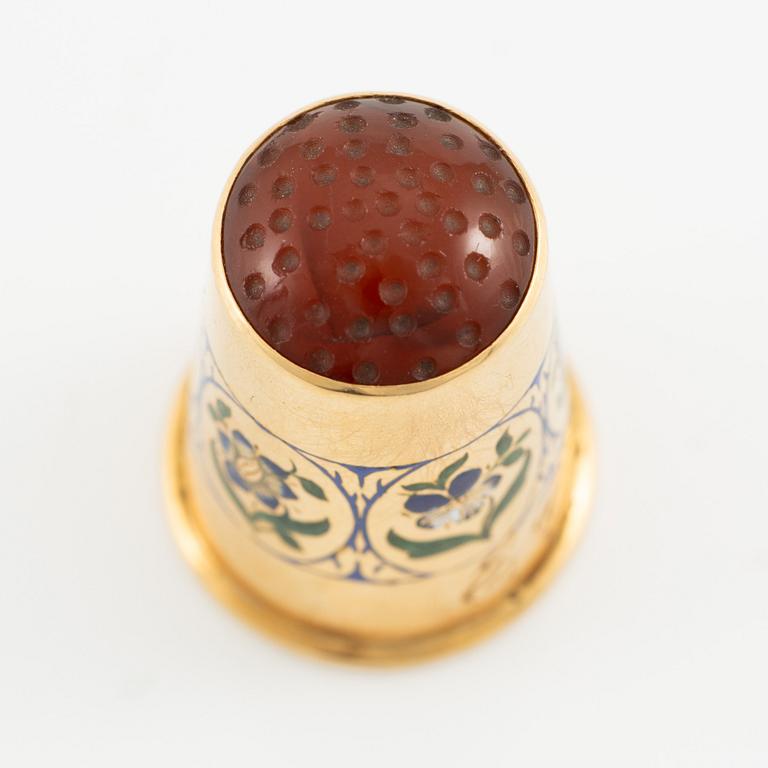 Thimble 18K gold with carnelian and enamel decoration.
