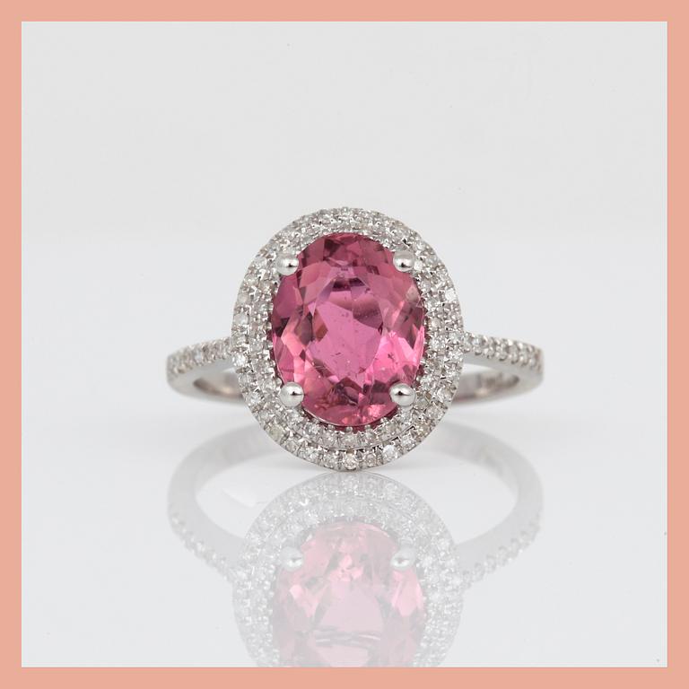 RING, 14K vitguld med ovalslipad rosa turmalin, ca 3,15 ct omgive av små diamanter tot ca 0,58 ct. Total vikt ca 3,24 g.