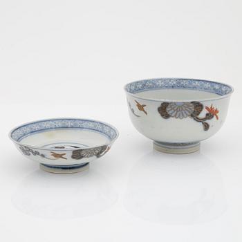 Fat, två stycken, Koppar med lock, sex stycken, sake koppar, sex stycken, porslin. Japan, 1900-tal.