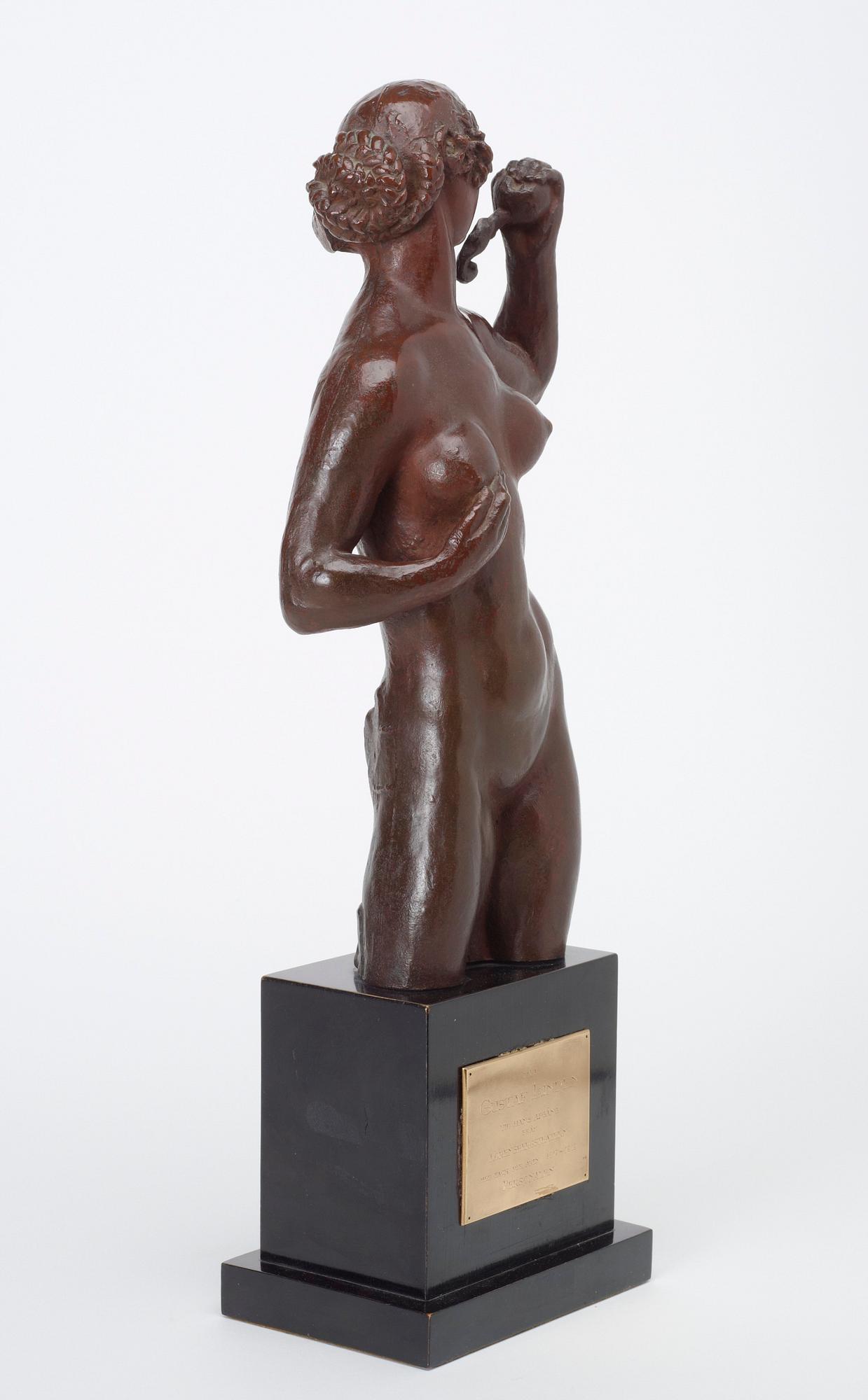 Carl Milles, "Flicka med äpple" (Girl with apple).