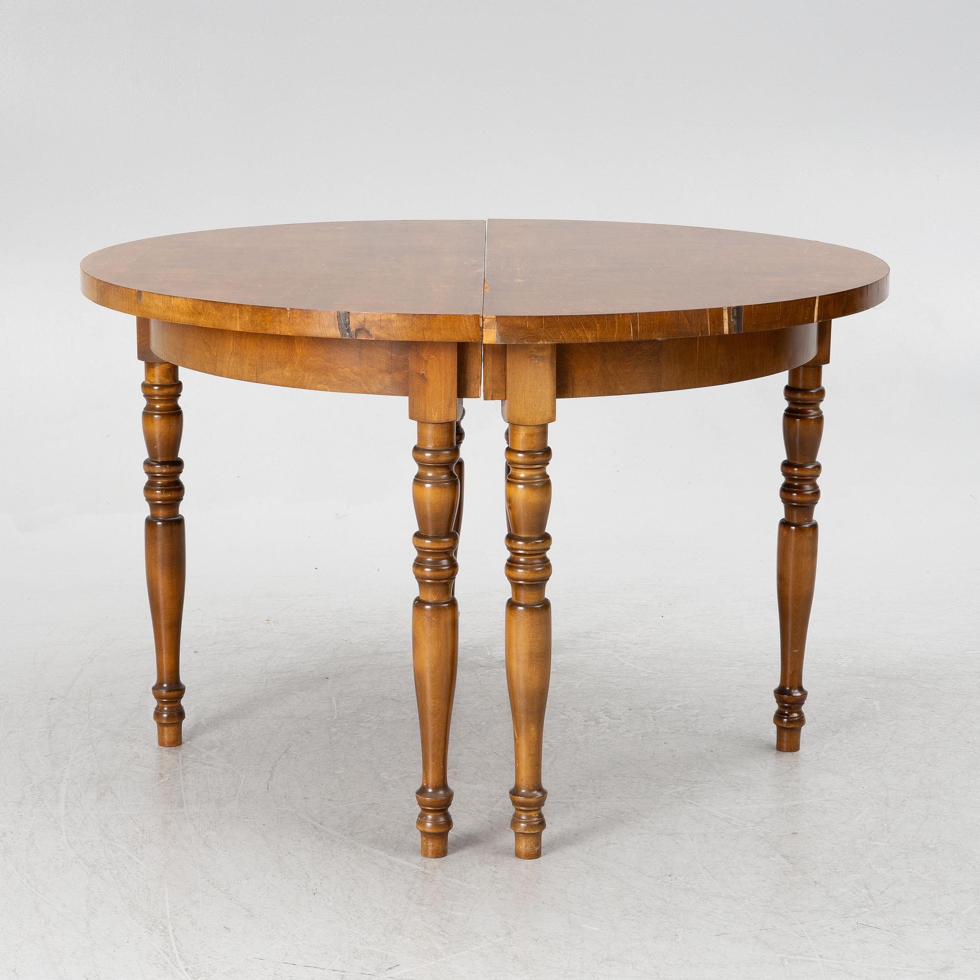 A late 19th century dining table.