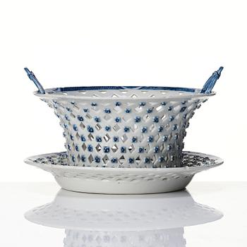 Gallerkorg med fat, kompaniporslin. Kina, Qingdynastin, Qianlong (1736-95).