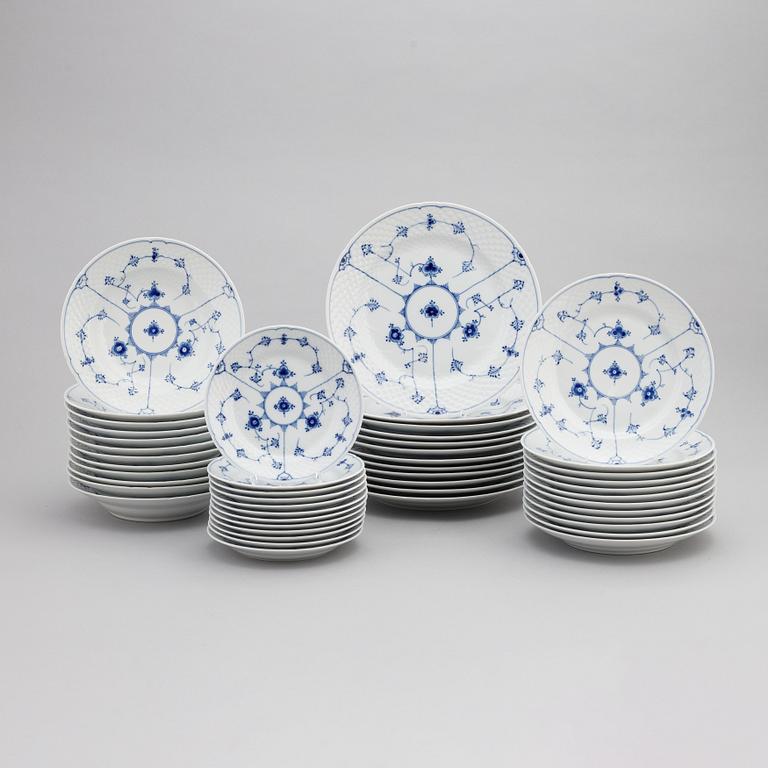 Matservis, 58 delar, porslin, "Musselmalet", Bing & Grøndahl samt Royal Copenhagen, Danmark.