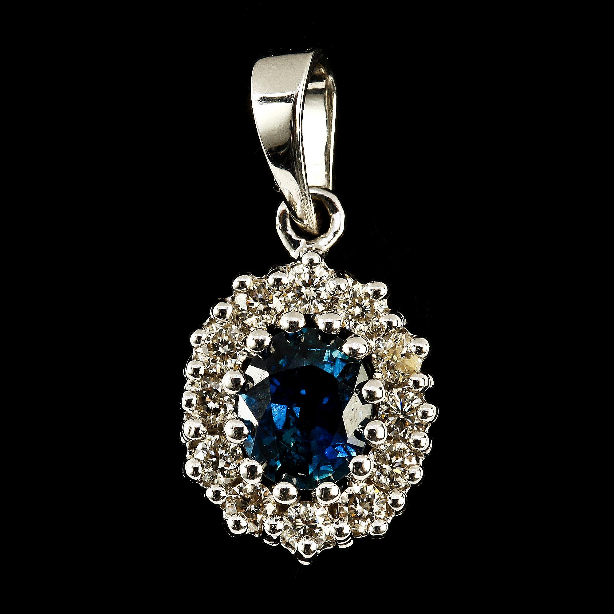 HÄNGE, 18k vitguld, fasettslipad blå safir samt små briljantslipade diamanter. Vikt 2 g.