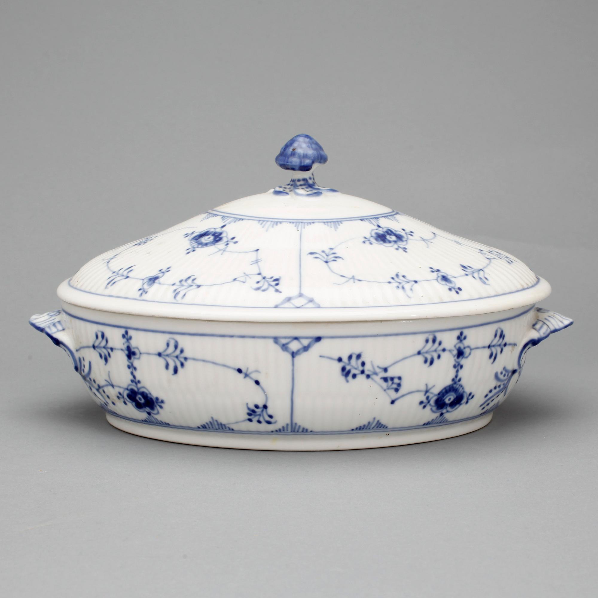 MATSERVIS, 74 delar. Porslin. Musselmalet. Royal Copenhagen.