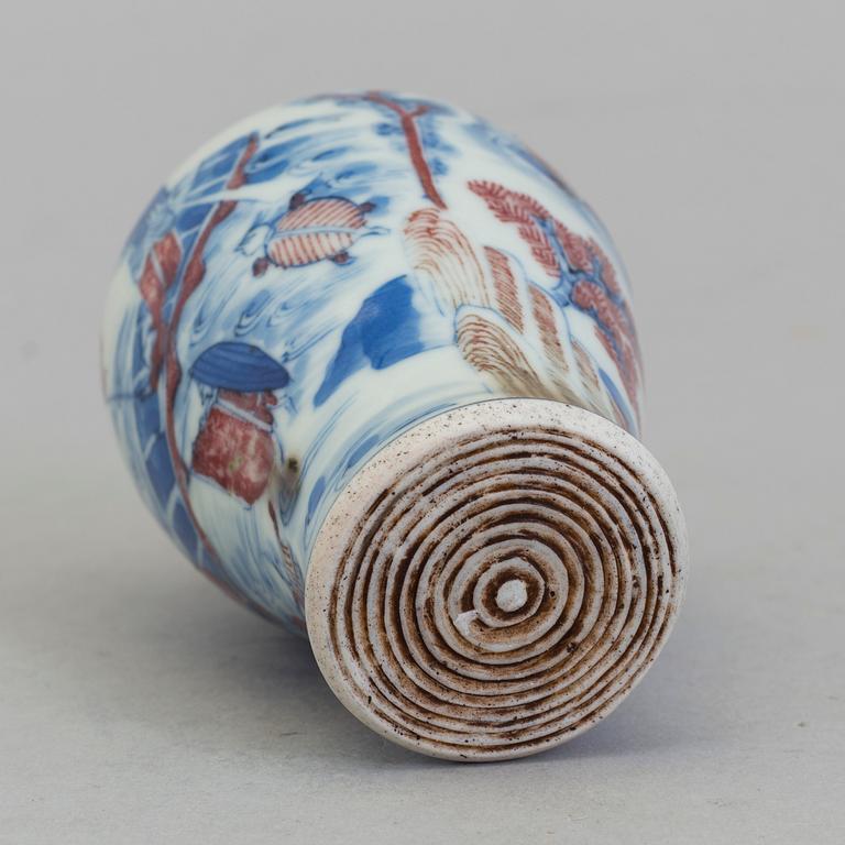 A large and beautiful copper-red and underglazed blue and white porcelain snuff bottle, Qing dynasty, Guangxu (1874-1908.