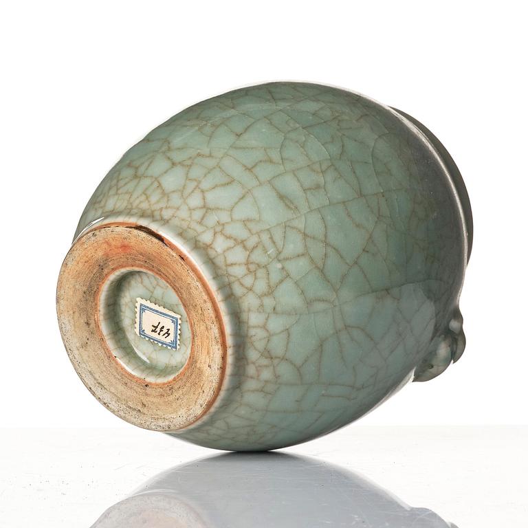 A celadon crackle glaze jar with handles, Qing dynasty, 18th century.