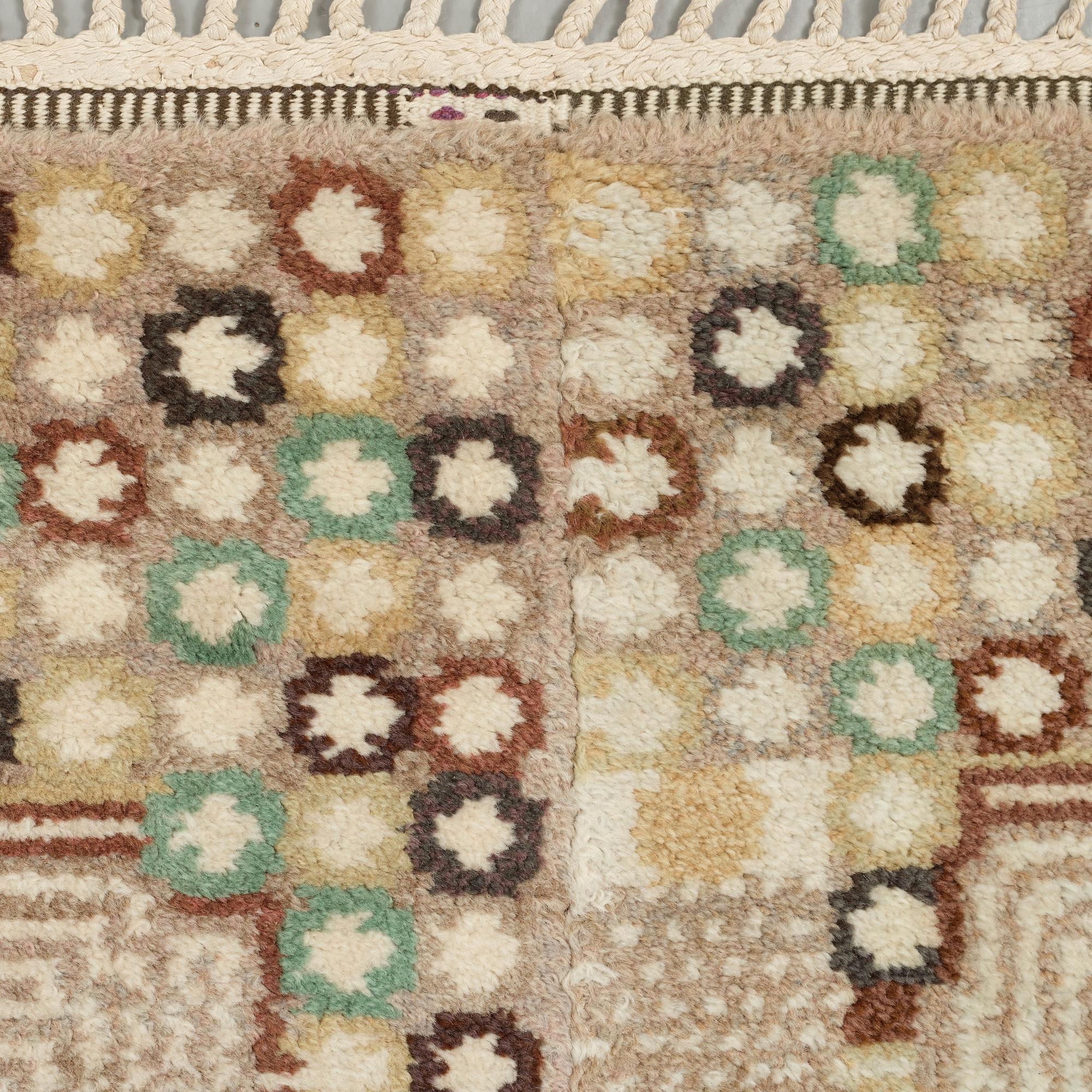 Barbro Nilsson, MATTA, "Krabban, grå", flossa, ca 496 x 277,5 cm (varav 45 cm är kompletterat på varje långsida), signerad AB MMF BN.