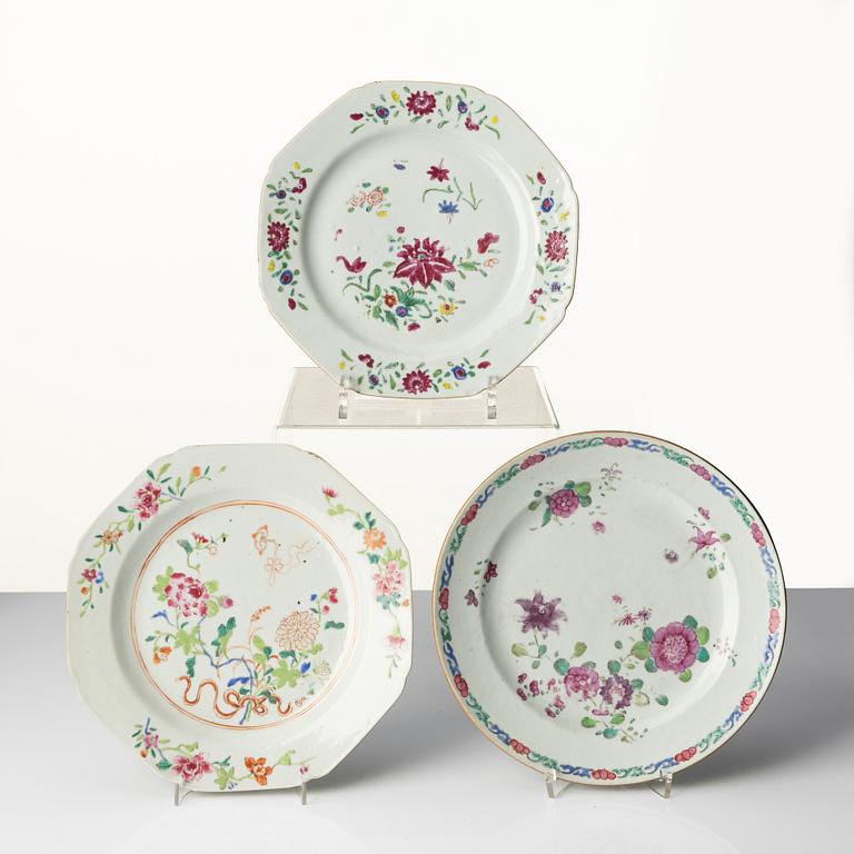 Tallrikar, nio stycken, kompaniporslin. Qingdynastin, Qianlong (1736-95).