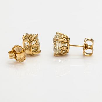 A pair of 18K gold earrings with diamonds ca. 4.32 ct in total. With IGI certificate.