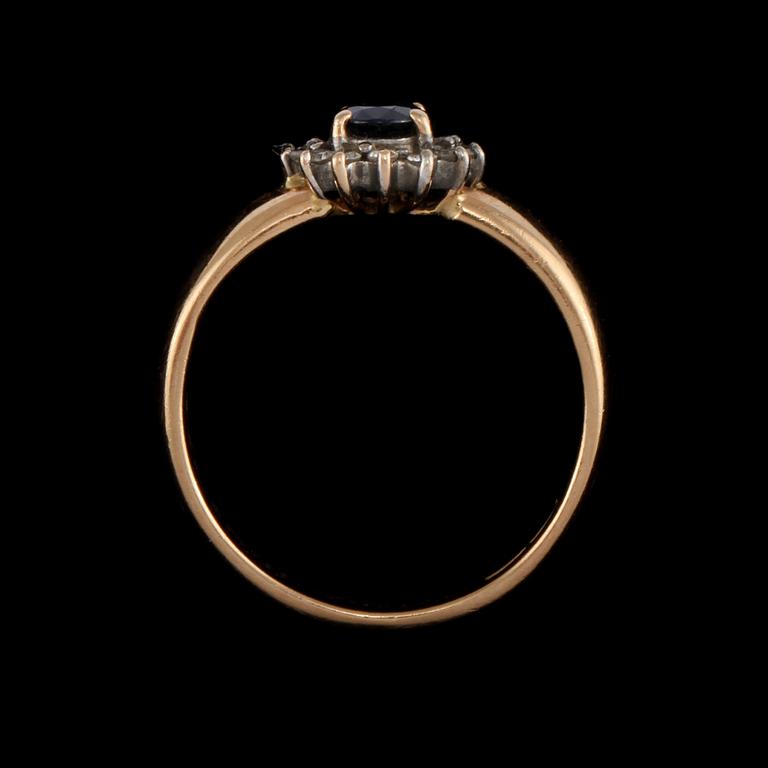 RING, 18k guld med fasettslipad blå safir samt 14 åttkantslipade diamanter, Leif Carlsson, Mölndal, 2010. Vikt 5 g.