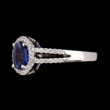 RING, 18 k vitguld, safir ca 0.97 ct, briljantslipade diamanter tot ca 0.30 ct.