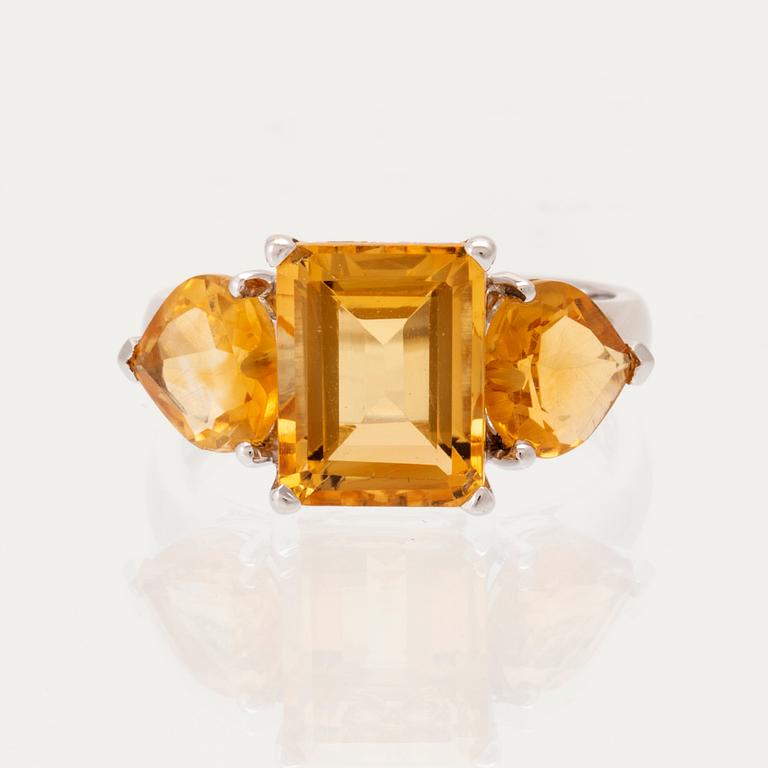 Ring 18K vitguld med fasetterade citriner.
