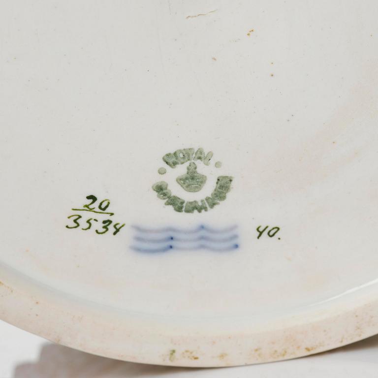 Gallerkorg med fat, porslin. 'Flora Danica', Royal Copenhagen, Denmark, 1900-tal.