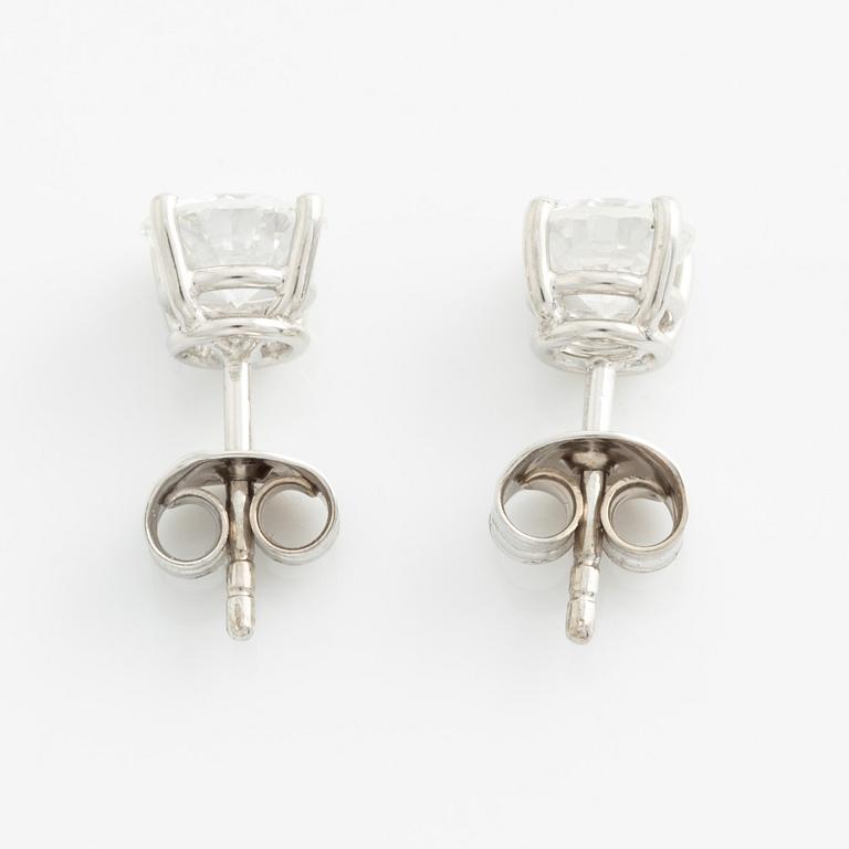 Örhängen, ett par, med briljantslipade diamanter.