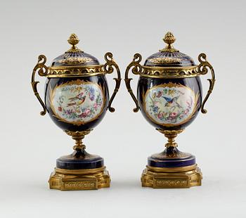 LOCKURNOR, 1 par, Sèvresliknande märken, Frankrike, 1900-talets första hälft.
