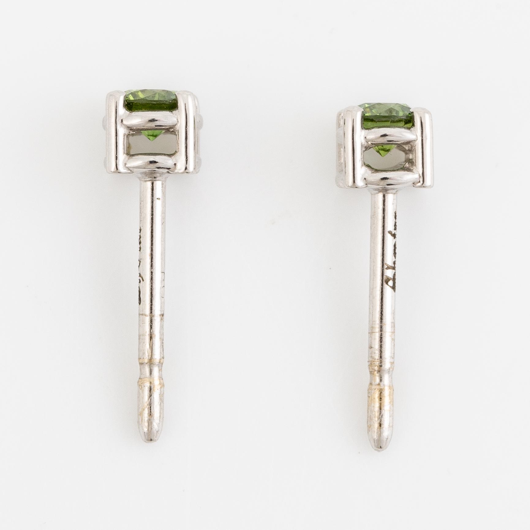 Earrings 18K white gold with colour-treated green brilliant-cut diamonds.