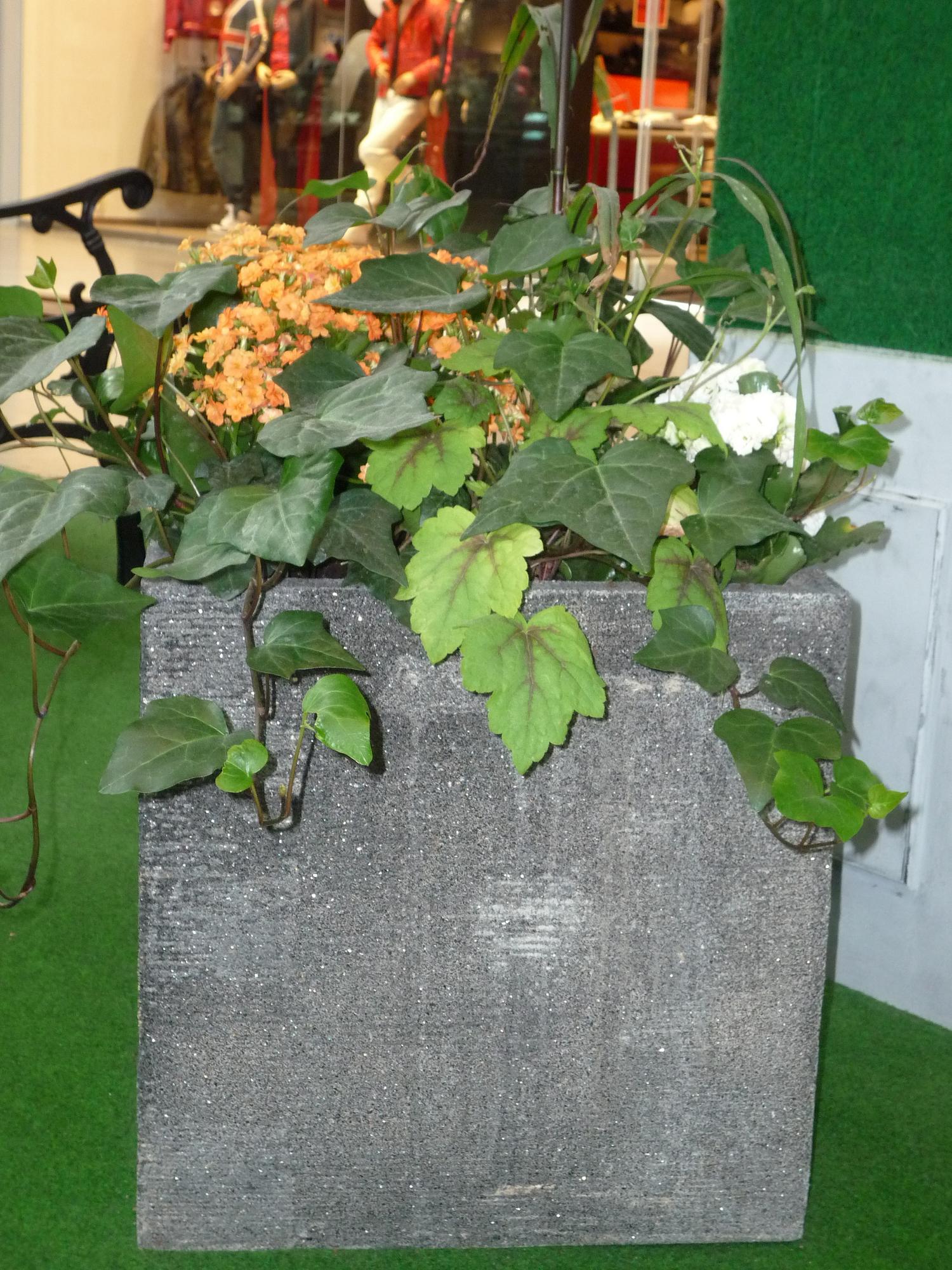 KRUKOR, två stycken. Betong. Skänkta av Blomsterlandet.