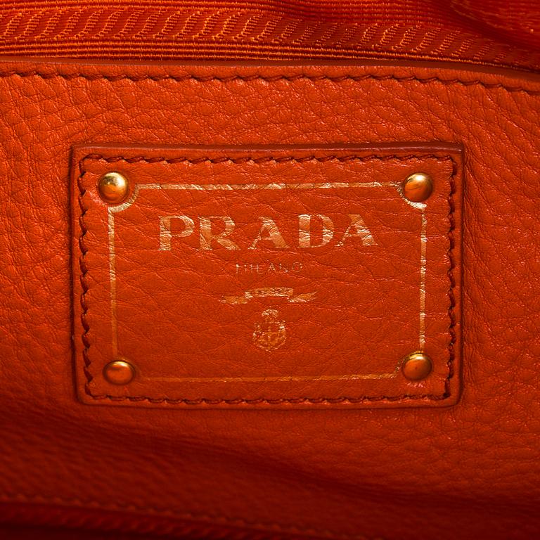 Prada, a 'Vitello Daino Tote' bag.
