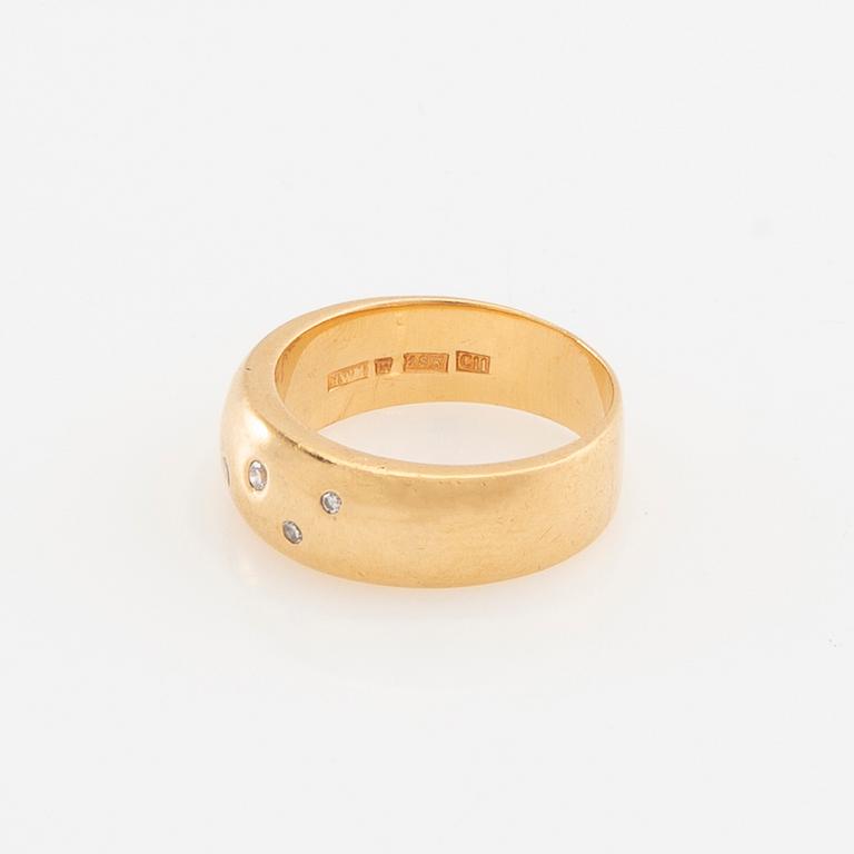 Ring 18K gold with round brilliant and single-cut diamonds.