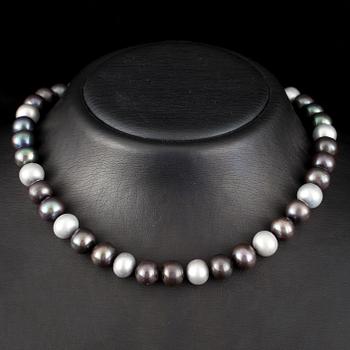 PÄRLCOLLIER, Odlade sötvattenpärlor 10 - 11 mm. 18K vitguld. Briljantslipade diamanter 0.14 ct. H/vs.