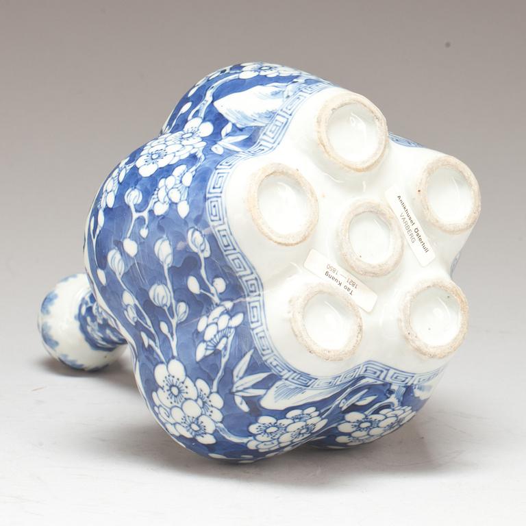 TULPANVAS, porslin. Daoguang, Kina (1821-1850).