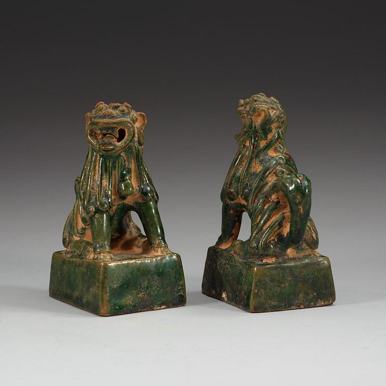 RÖKELSEHÅLLARE, ett par, keramik. Ming dynastin (1368-1644).