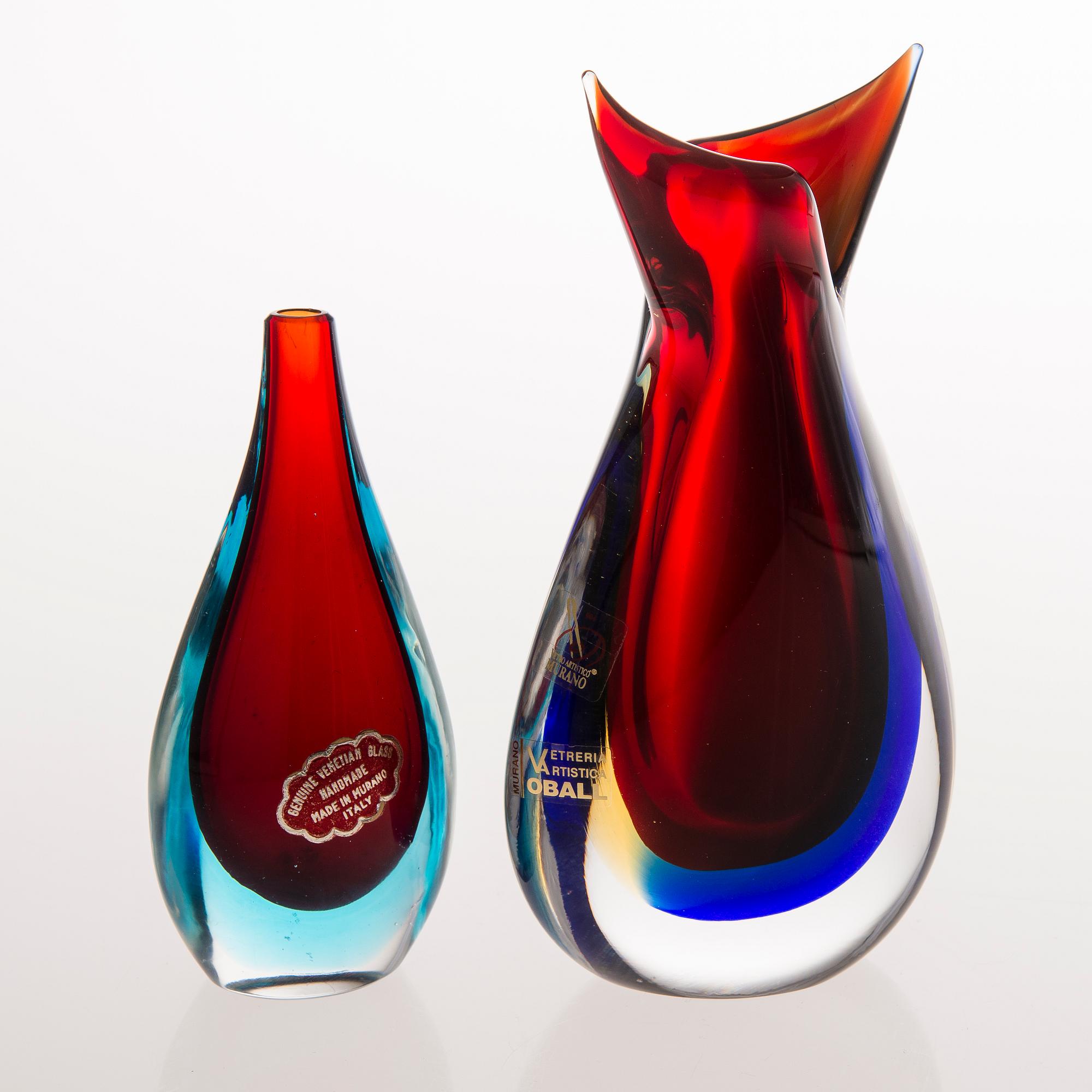 KONSTGLAS, 2 st, Murano, ena signerad Luigi Onesto, etikettmärkt Vetreria Artistica Oball. 1900-talets senare hälft.