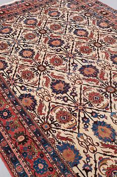 A CARPET, A SEMI-ANTIQUE VERAMIN, ca 318 x 210,5-212 cm.