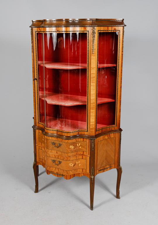 VITRINSKÅP, rokokostil, 1900-talets mitt.