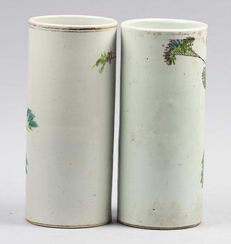 PENSELVASER, 2 st, porslin, Kina, 1900-tal.