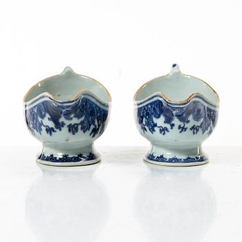 A pair of Chinese blue and white porcelain sauce boats, Qing dynasty, Qianlong (1736-95).