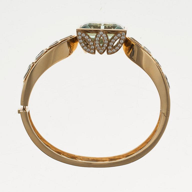 ARMRING, 18K guld, akvamariner ca 50 ct, briljantslipade diamanter ca 0,70 ct. TEMPLE ST. CLAIR, USA. Vikt 93 g.