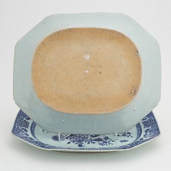 A pair of blue and white serving dishes, Qing dynasty, Qianlong (1736-95).