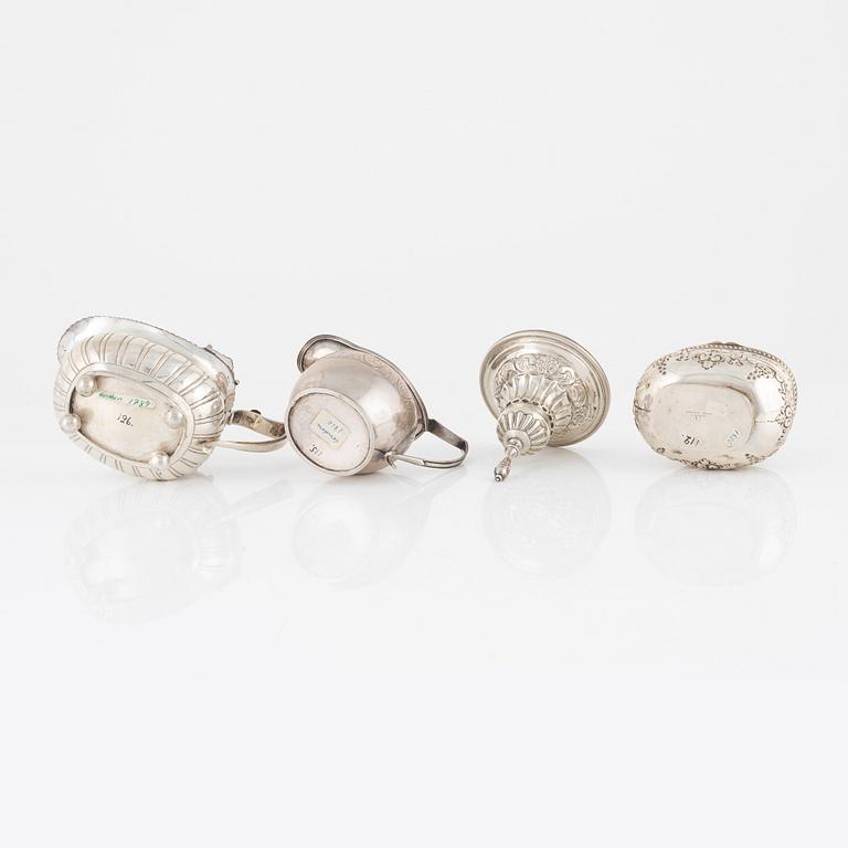 Bordspingla, sockerskrin samt två gräddkannor, silver, bl a London 1811.