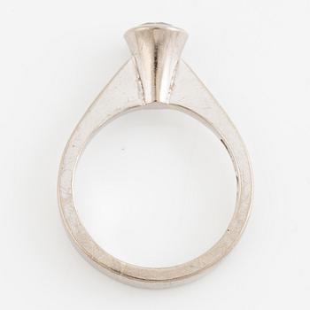 Ring, 18K  vitguld med briljantslipad diamant, 0.72 ct enligt gravyr.