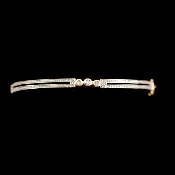 ARMBAND, 18 k guld med briljantslipade diamanter. Total vikt 10 g.
