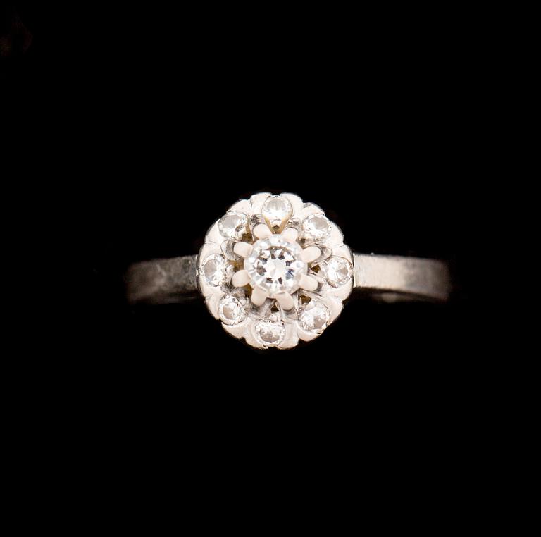 RING, 18 k vitguld med briljantslipade diamanter, totalt ca 0,36 ct enligt gravyr. Vikt ca 4 g.