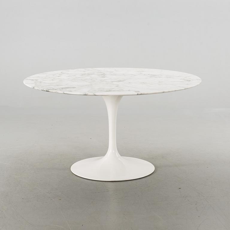 EERO SAARINEN TABLE AND CHAIRS.