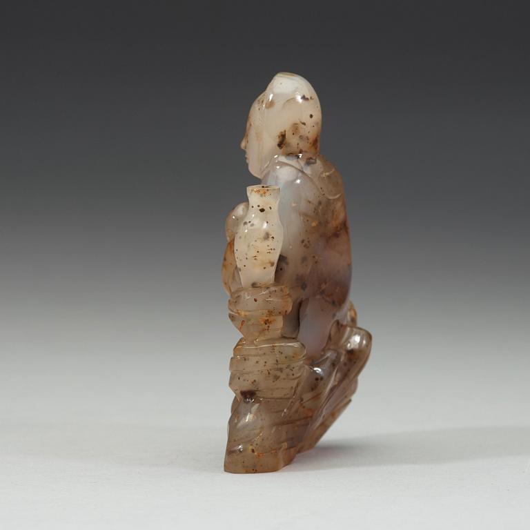 An agate figure of Guanyin, late Qing dynasty (1644-1912).