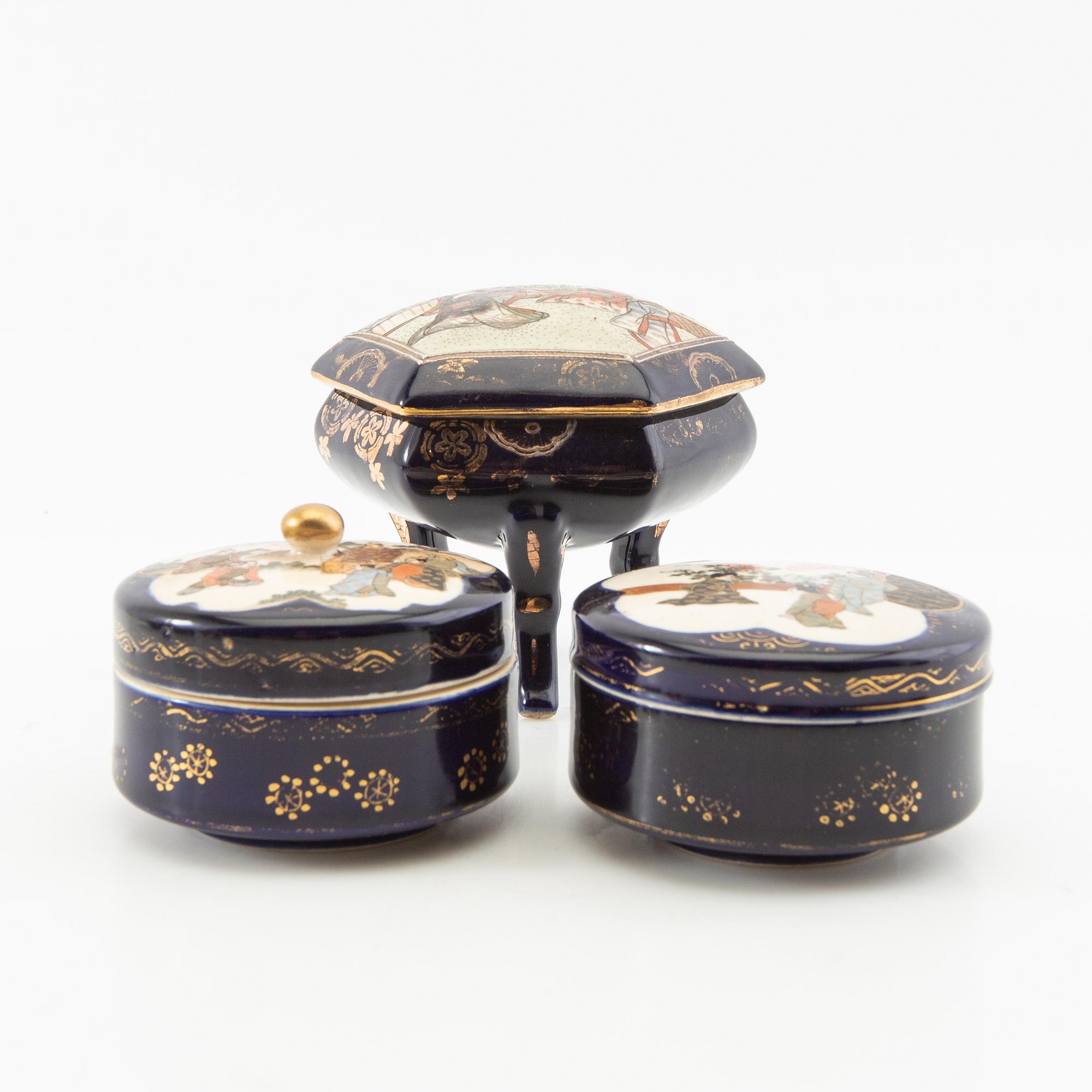 A collection of vases, bowls, and boxes 10 dlr Japan 20th century.