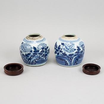 A pair of blue and white jars, Qing dynasty, 19th Century.