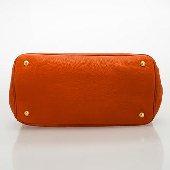 Prada, a 'Vitello Daino Tote' bag.