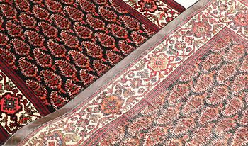 A Hamadan runner, approx. 420 x 114 cm.
