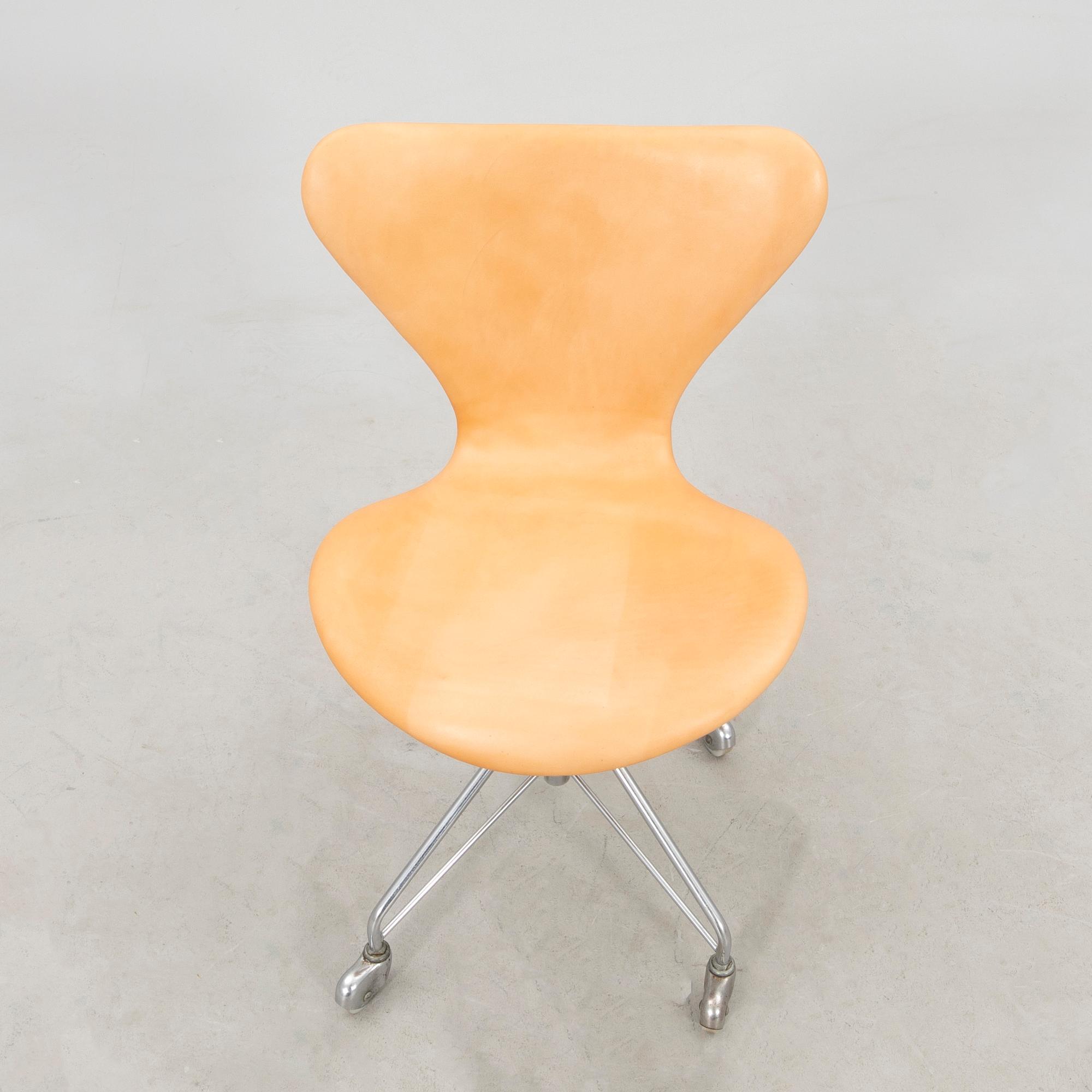 Arne Jacobsen, skrivbordsstol "Sjuan" för Fritz Hansen 1900-talets senare del.