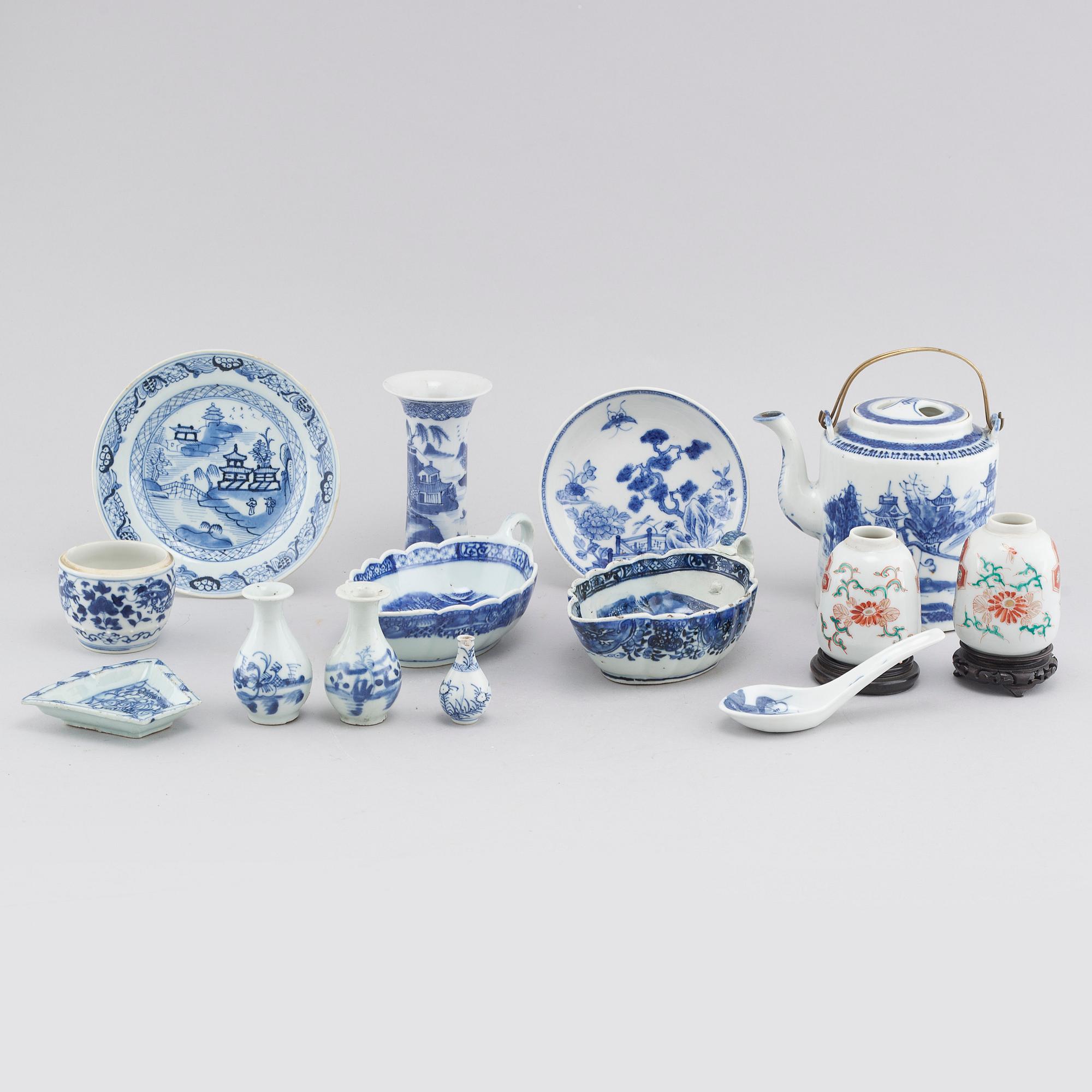 15 pieces of porcelain tableware from Asia, 18th to 20th century.