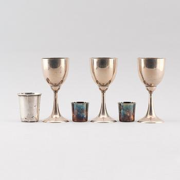 POKALER, 3 st samt BÄGARE, 3 st, silver, 1900-tal. Vikt ca 433 g.