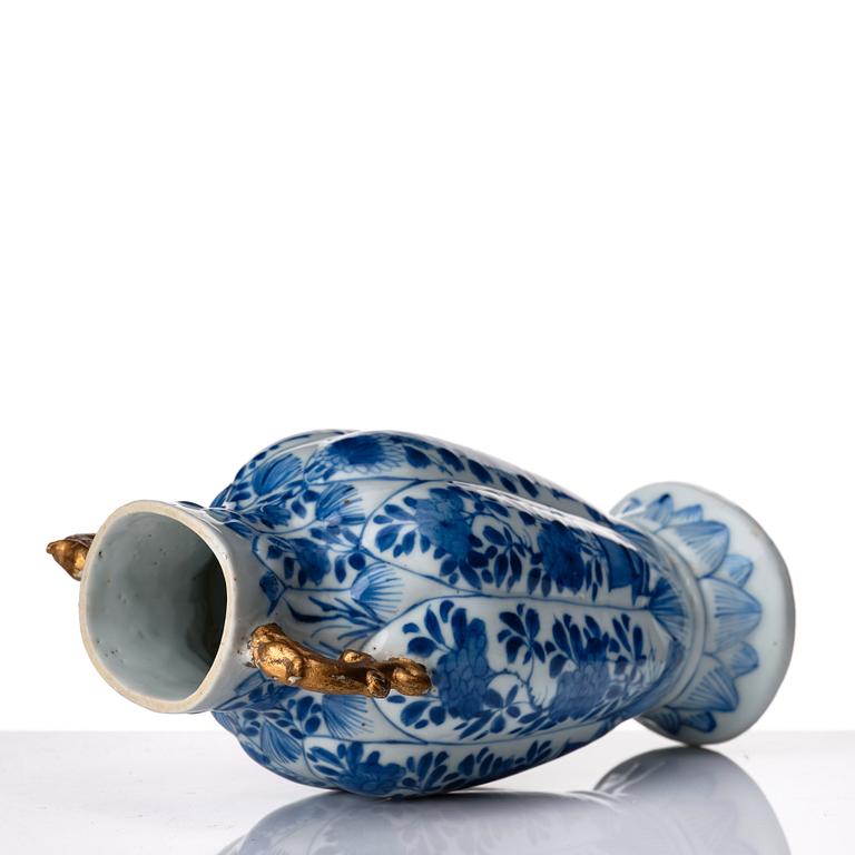 A blue and white vase and two dishes, Qing dynasty, 18th Century.