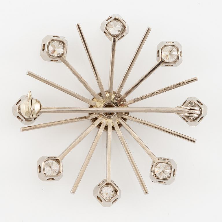 Brooch 18K white gold set with round brilliant-cut and octagonal-cut diamonds.